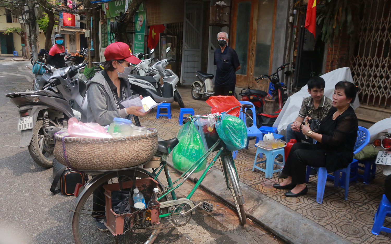  Hàng quán tại phố Trúc Bạch tất bật chuẩn bị đón khách trở lại khi lệnh cách ly được gỡ bỏ