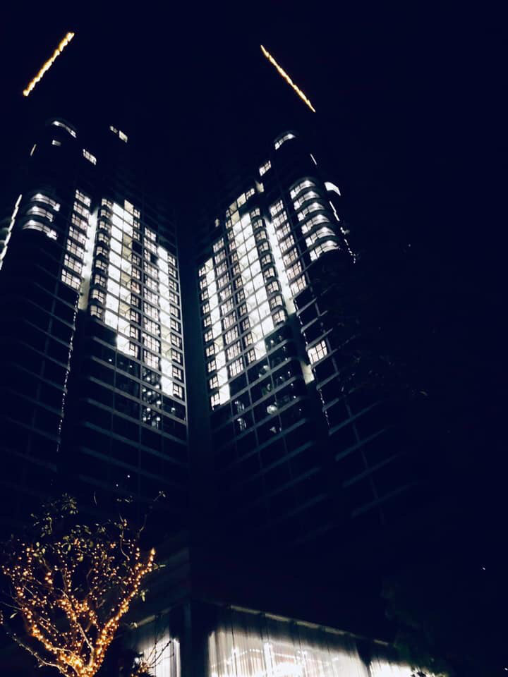 Tòa nhà cao tầng thắp sáng đã trở thành biểu tượng đại diện cho sự phát triển của các đô thị hiện đại. Hãy đến và chiêm ngưỡng những tác phẩm nghệ thuật đầy cảm hứng và sự tưởng tượng với chủ đề \
