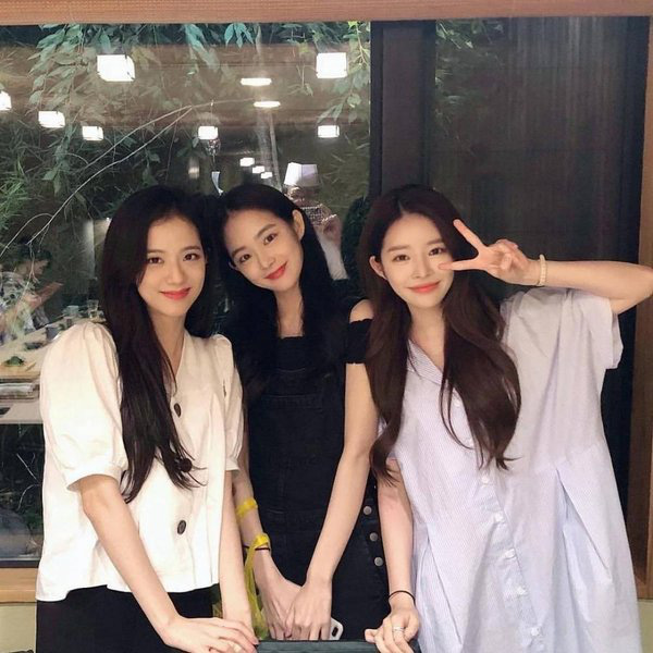 minh tinh bạn thân của jisoo blackpink có động thái đáng chú ý lên