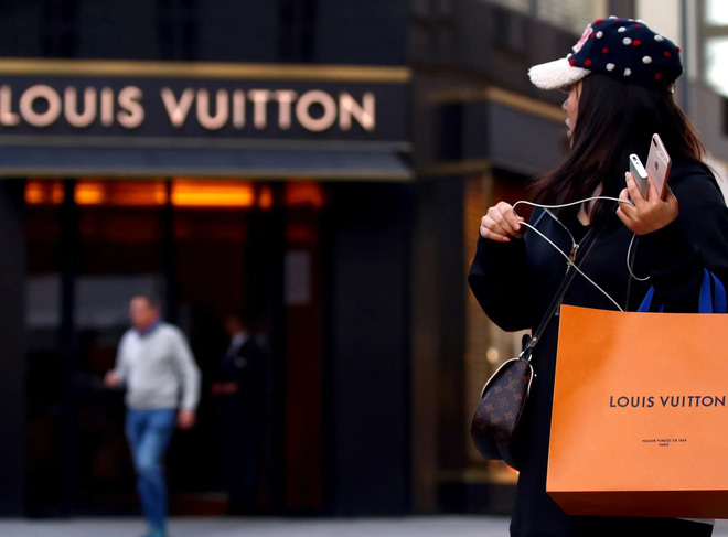 Thương hiệu thời trang lớn nhất thế giới, chủ Louis Vuitton mua 40 triệu khẩu trang chống COVID-19 cho nước Pháp - Ảnh 1.