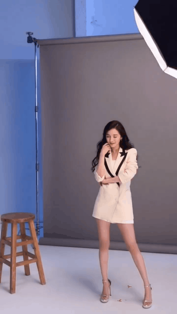 Clip hot khoe đôi chân siêu thực của Dương Mịch: Không photoshop mà vẫn nuột nà thẳng tắp đến khó tin - Ảnh 3. Clip hot khoe đôi chân siêu thực của Dương Mịch: Không photoshop mà vẫn nuột nà thẳng tắp đến khó tin - Ảnh 3.