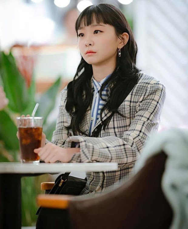 4 tạo hình gây tranh cãi trên phim châu Á thiếu sao được kiểu tóc lộ má bánh bao của điên nữ Kim Da Mi - Ảnh 6.