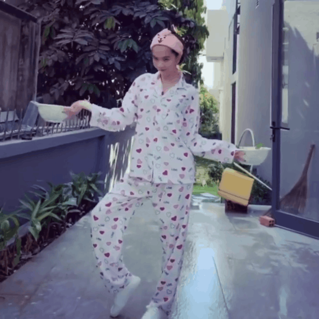 Ra ngoài mặc hở thế nào không biết, ở nhà với phụ huynh là Ngọc Trinh chuyên trị mấy bộ pyjama nhí nhảnh kín từ đầu đến chân  - Ảnh 9.