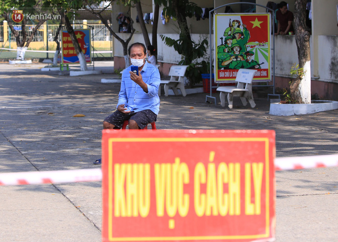 Người đàn ông lập bàn thờ, chịu tang bố trong khu cách ly: Mình phải kìm nén nỗi đau riêng vì lợi ích của Tổ Quốc - Ảnh 6.