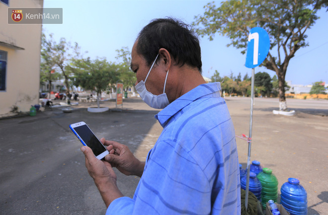 Người đàn ông lập bàn thờ, chịu tang bố trong khu cách ly: Mình phải kìm nén nỗi đau riêng vì lợi ích của Tổ Quốc - Ảnh 9.