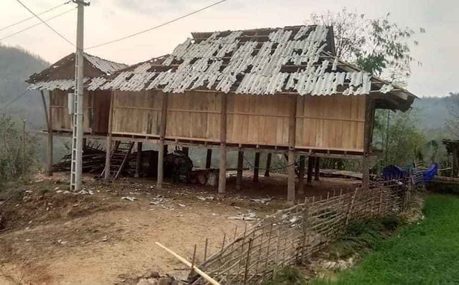 Mưa đá viên to bằng cái bát con làm thủng 500 mái nhà, mận rơi đầy gốc ở Mộc Châu - Ảnh 1.