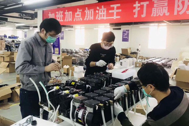 Thiết bị máy thở đang được cả thế giới săn lùng: Hàng Made in China lên ngôi, có nước mang cả máy bay quân sự đến tận Trung Quốc mua hàng - Ảnh 1.