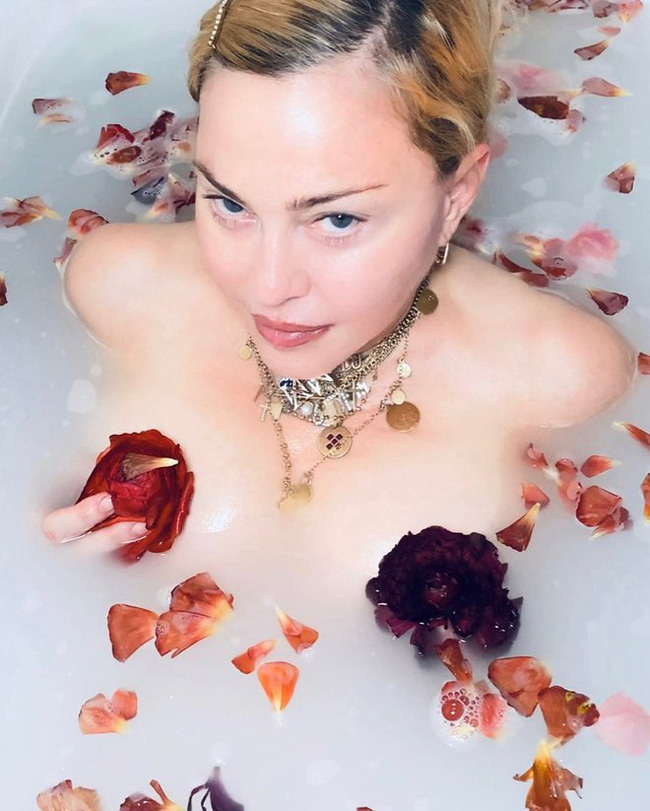 Huyền thoại nhạc pop Madonna khoe thân trong bồn tắm, phát ngôn không ngờ về dịch Covid-19 - Ảnh 2.