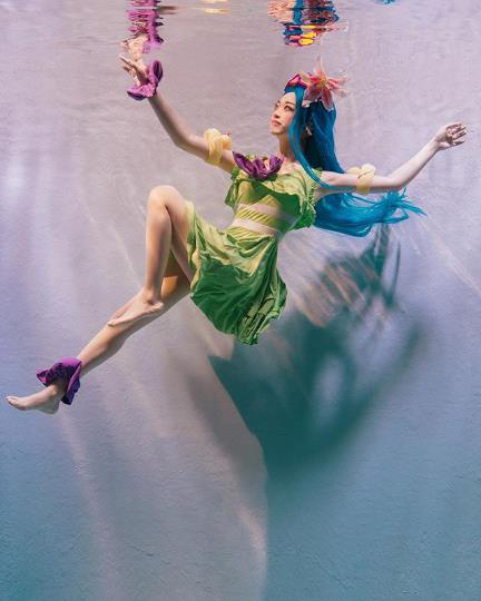 Ngỡ ngàng trước bộ ảnh cosplay Zoe Tiệc bể bơi siêu thực của nữ cosplayer Hàn Quốc Hanna - Ảnh 4.