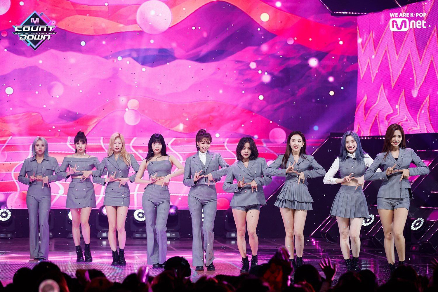 Điểm danh 17 outfit biểu diễn của hội idol bị netizen Hàn ghét cay ghét đắng, đến Black Pink cũng dính chưởng - Ảnh 5.