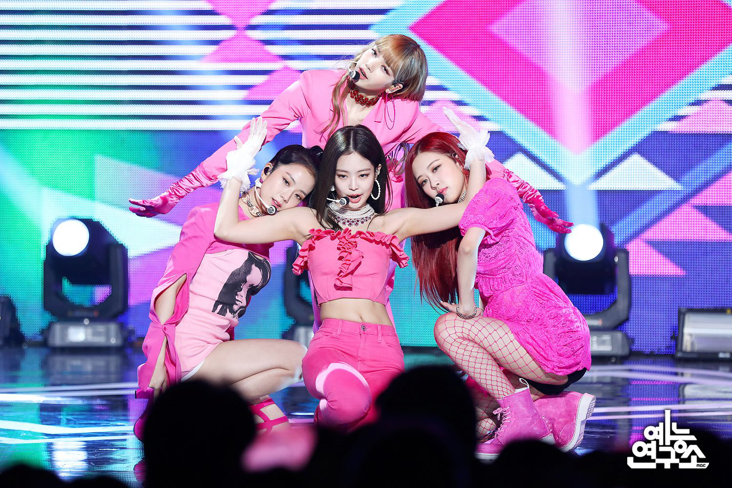 Điểm danh 17 outfit biểu diễn của hội idol bị netizen Hàn ghét cay ghét đắng, đến Black Pink cũng dính chưởng - Ảnh 1.