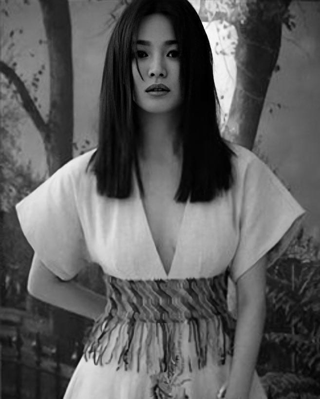 Song Hye Kyo hiếm lắm mới hở bạo, xẻ ngực sâu hoắm khoe vòng 1 lấp ló hậu ly hôn - Ảnh 2.