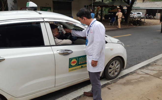 Lai Châu phong tỏa khu phố, trắng đêm rà soát được 26 người tiếp xúc với bệnh nhân nhiễm Covid-19 - Ảnh 1.