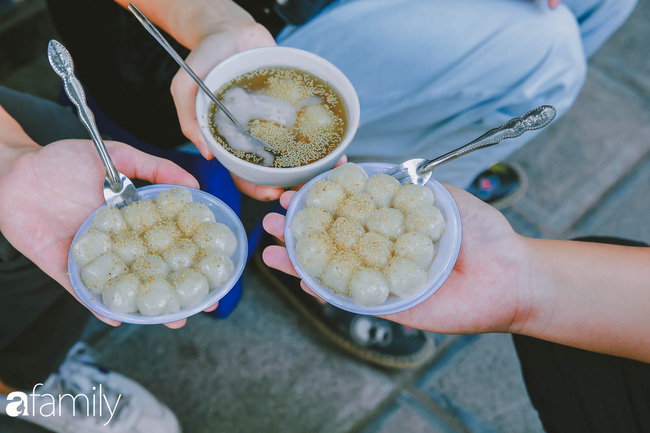 Phố phường vắng tanh nhưng những quán bánh trôi bánh chay nổi tiếng Hà thành vẫn đông người đến mua trước ngày Tết Hàn thực - Ảnh 6.