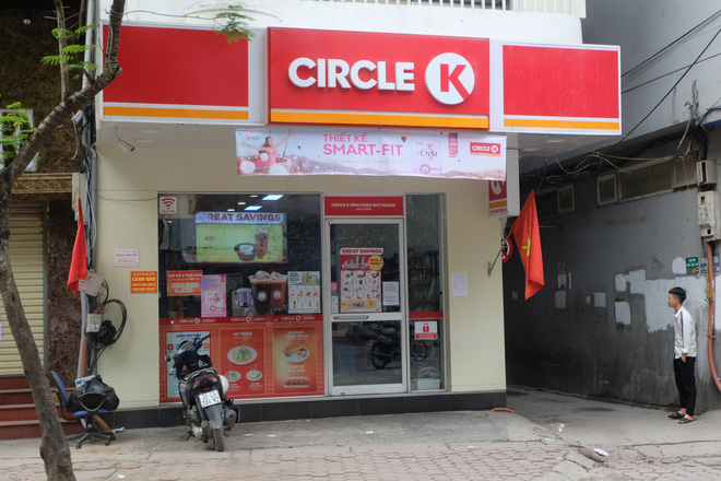 Circle K Chùa Láng - nơi có khách nhiễm Covid-19 ngồi 4 tiếng để mua sắm vẫn mở cửa - Ảnh 3.