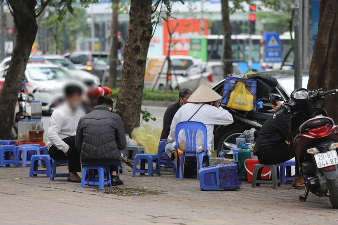 Hà Nội đóng cửa quán cà phê, hàng trà đá vỉa hè vẫn đông đúc người chém gió, đánh cờ - Ảnh 4.