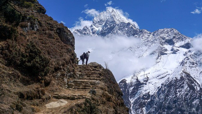 Hàng trăm người mắc kẹt trên dãy Himalaya sau khi Nepal áp dụng lệnh phong toả - Ảnh 1.