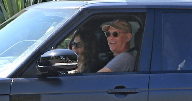 Vợ chồng Tom Hanks bị bắt gặp tươi cười lái xe ra đường sau điều trị Covid-19 - Ảnh 2.