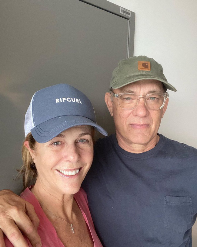 Vợ chồng Tom Hanks bị bắt gặp tươi cười lái xe ra đường sau điều trị Covid-19 - Ảnh 3.