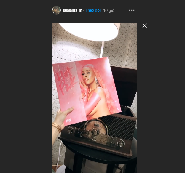 Hình ảnh Lisa (BLACKPINK) trên tay chiếc album "Hot Pink" của nữ ...