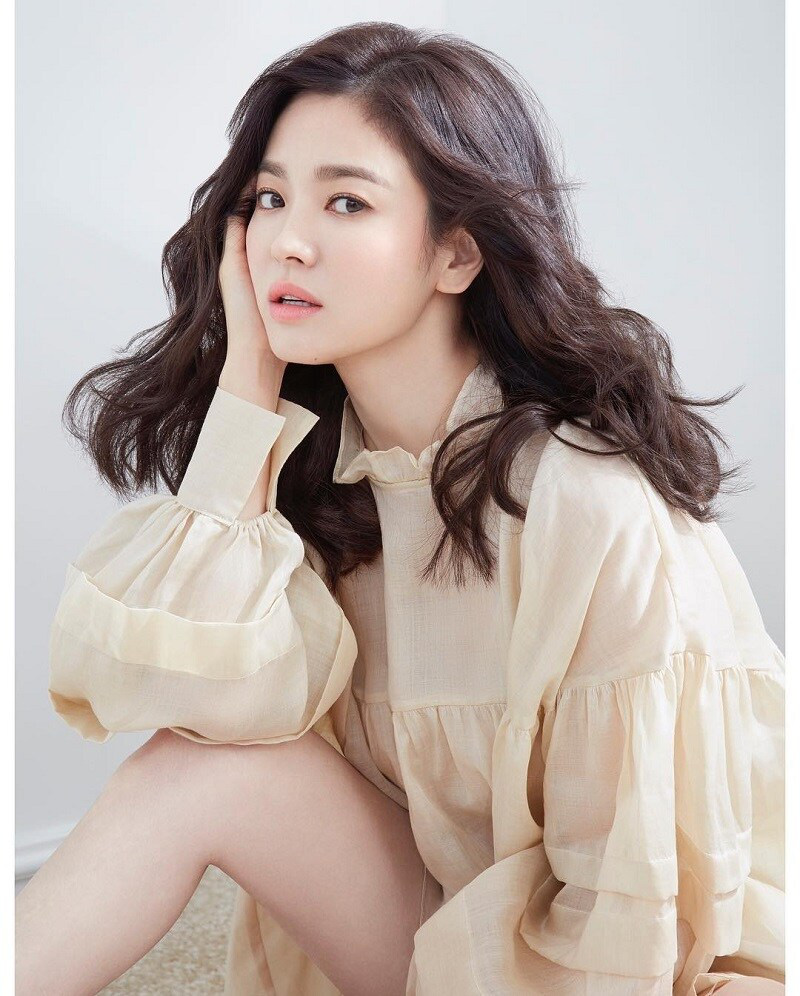 Nhìn tuyển tập ảnh mặt mộc ít son phấn của Song Hye Kyo, người ta sẽ biết nhan sắc của cô thần thánh đến độ nào - Ảnh 1.