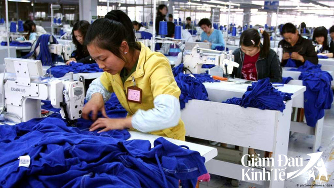 TQ vực dậy kinh tế giữa COVID-19: T&agrave;u hỏa, m&aacute;y bay đ&oacute;n lao động từ cửa nh&agrave; đến cổng nh&agrave; m&aacute;y - Ảnh 1.