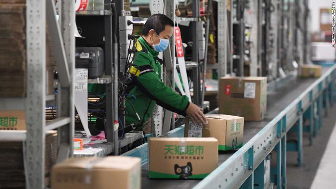 TQ vực dậy kinh tế giữa COVID-19: T&agrave;u hỏa, m&aacute;y bay đ&oacute;n lao động từ cửa nh&agrave; đến cổng nh&agrave; m&aacute;y - Ảnh 2.