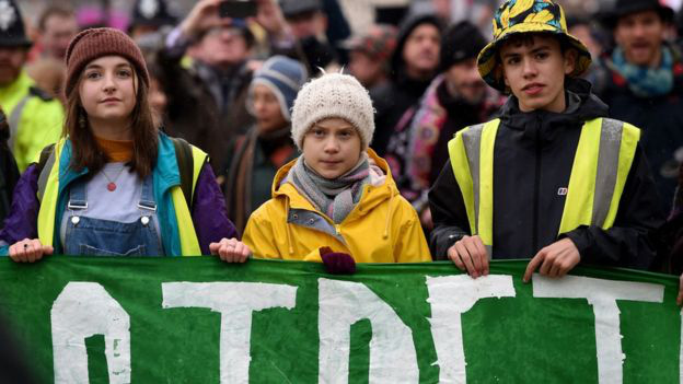 Tụ tập nghe Greta Thunberg phát biểu về bảo vệ môi trường, hàng trăm người khiến sân cỏ tươi xanh biến thành bãi đất bùn tan hoang - Ảnh 1.