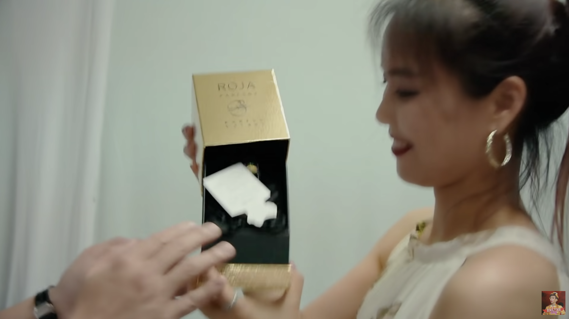 Hari Won tặng stylist khuyên tai Chanel đã là gì, Trấn Thành còn tặng đồng nghiệp nữ vòng cổ 50 triệu khiến vợ phải ghen đây này - Ảnh 7.