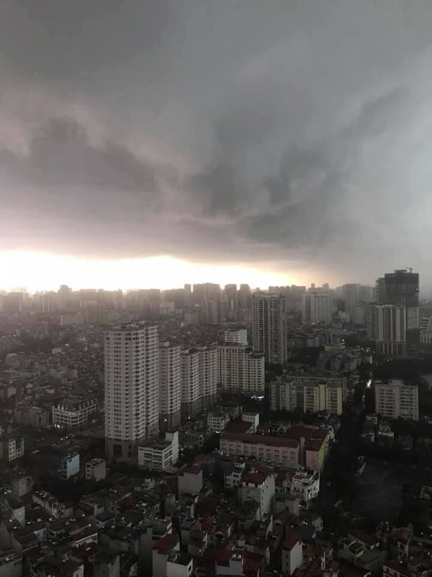 Du kh&aacute;ch nước ngo&agrave;i k&ecirc;u trời v&igrave; gặp cơn mưa lớn bất chợt ở H&agrave; Nội, c&ograve;n chia sẻ loạt khoảnh khắc cực kh&oacute; đỡ - Ảnh 2.
