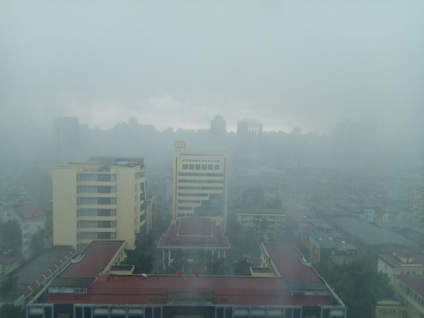 Du khách nước ngoài kêu trời vì gặp cơn mưa lớn bất chợt ở Hà Nội, còn chia sẻ loạt khoảnh khắc cực khó đỡ - Ảnh 1.
