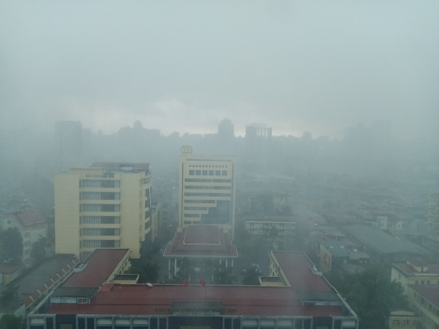 Du kh&aacute;ch nước ngo&agrave;i k&ecirc;u trời v&igrave; gặp cơn mưa lớn bất chợt ở H&agrave; Nội, c&ograve;n chia sẻ loạt khoảnh khắc cực kh&oacute; đỡ - Ảnh 1.