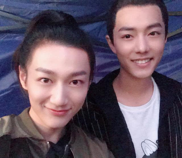 Bạn th&acirc;n tiết lộ tin &ocirc;ng ngoại Ti&ecirc;u Chiến qua đời giữa l&uacute;c khẩu chiến 36.000 fandom đ&ograve;i tẩy chay nam diễn vi&ecirc;n - Ảnh 4.