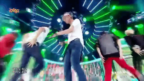 “Toát mồ hôi” trước vũ đạo thân mật của idol nam: V vỗ mông Jimin (BTS) trên sân khấu cũng chưa bạo bằng loạt mỹ nam nhà SM - Ảnh 1.
