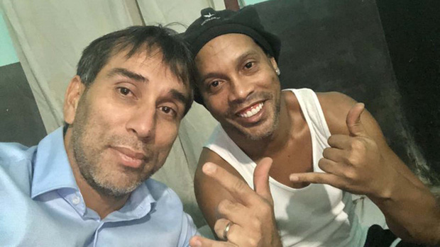 Ronaldinho lại khiến fan trầm trồ bằng màn dùng chân chơi bóng chuyền trong tù - Ảnh 2.