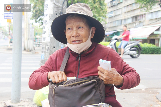 Chuyện từ những tấm vé số cuối cùng trước giờ cách ly toàn xã hội ở Sài Gòn: Mai dừng rồi, ngoại ở nhà không đi bán nữa mà gạo cũng hết rồi - Ảnh 3.