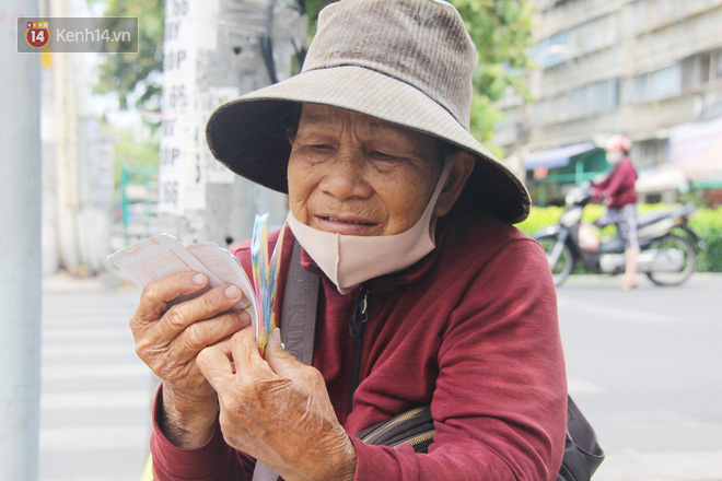 Chuyện từ những tấm vé số cuối cùng trước giờ cách ly toàn xã hội ở Sài Gòn: Mai dừng rồi, ngoại ở nhà không đi bán nữa mà gạo cũng hết rồi - Ảnh 1.