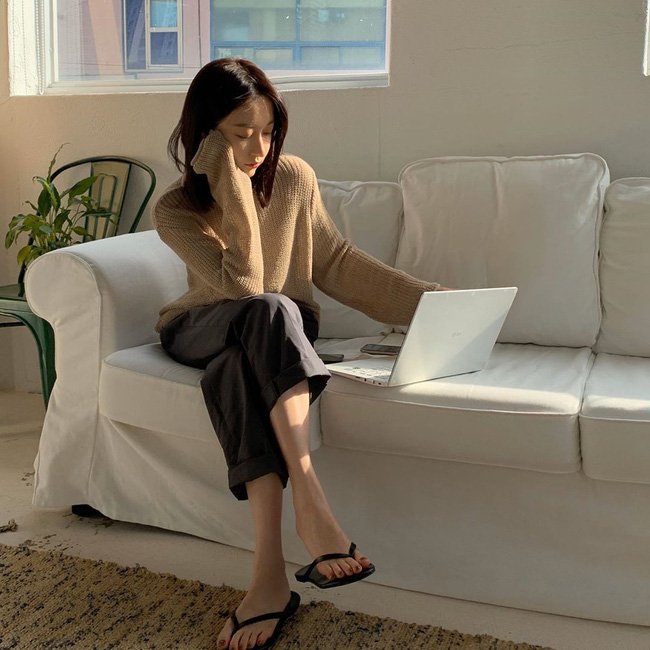 Để không bị chê trông chẳng ra thể thống gì khi họp online, nàng công sở hãy ghim 4 tips hoàn thiện phong cách sau - Ảnh 4.