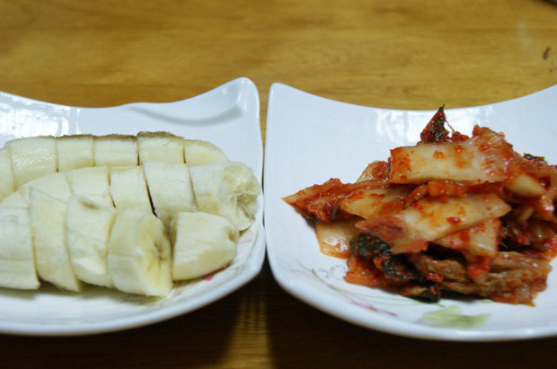 Hàn Quốc có những món mà chỉ người bản địa mới dám ăn thử, điển hình như món chuối chấm kim chi này - Ảnh 1.