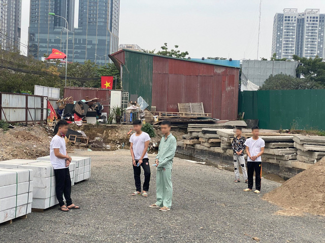 Cuộc sống lang bạt của nh&oacute;m thiếu ni&ecirc;n liều lĩnh cướp xe m&aacute;y của người đ&agrave;n &ocirc;ng đồng t&iacute;nh - Ảnh 2.