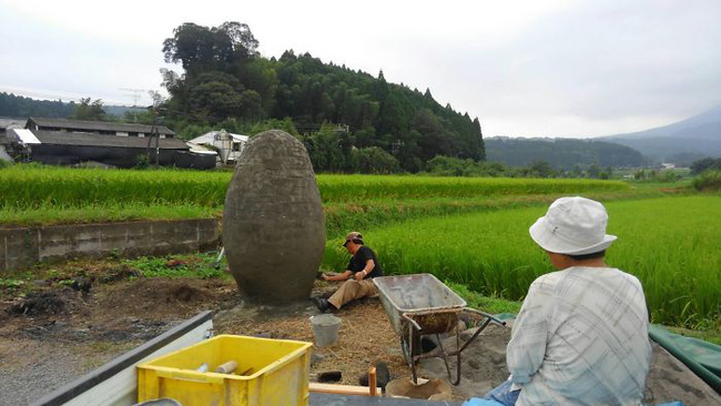 Mê phim hoạt hình Totoro, đôi vợ chồng già cặm cụi làm trạm xe bus độc nhất vô nhị, khách thi nhau tìm đến chụp ảnh - Ảnh 4.