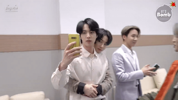 Khổ thân Jin (BTS), có đàn em nheo nhóc nên muốn selfie một mình cũng khó! - Ảnh 1.