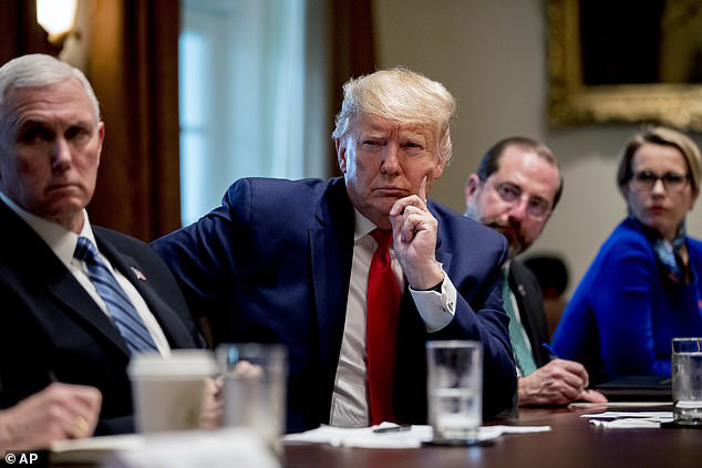Ông Trump nói đùa về COVID-19: Nhiều tuần rồi không sờ tay lên mặt. Nhớ quá đi mất! - Ảnh 2.