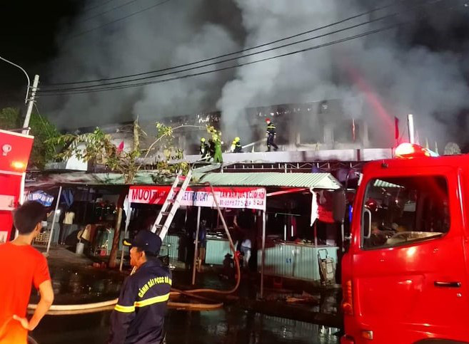 Clip: Chợ Thanh Quýt chìm trong biển lửa lúc nửa đêm, tiểu thương khóc ròng ôm tài sản tháo chạy - Ảnh 3.