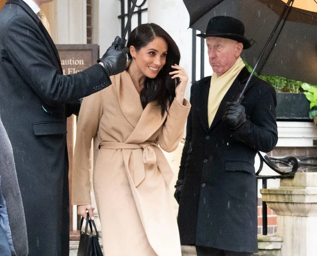 Meghan Markle chính thức lộ diện ở Anh với hình ảnh hoàn toàn khác biệt, bắt đầu thực hiện những nhiệm vụ hoàng gia cuối cùng - Ảnh 2.