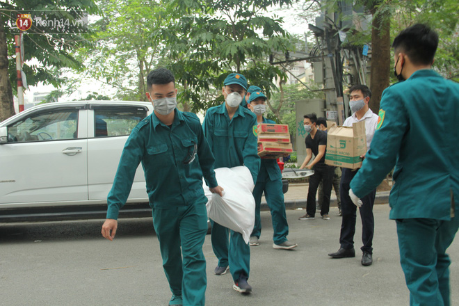 Hàng trăm thùng mỳ gói, nước lọc cùng 3,5 tạ gạo được tăng cường cho người dân cách ly tại Trúc Bạch - Ảnh 3.