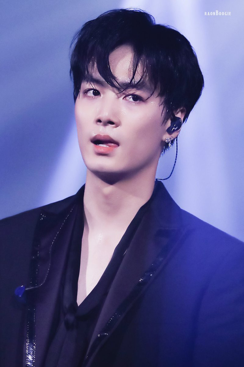 BXH 10 idol nam đẹp tự nhi&ecirc;n của Kpop: Vị tr&iacute; top 3 g&acirc;y bất ngờ, no.1 thuộc về nam thần BTS n&agrave;o? - Ảnh 3.