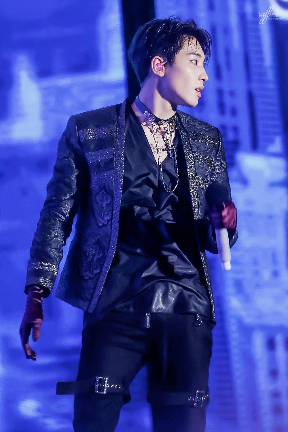 BXH 10 idol nam đẹp tự nhi&ecirc;n của Kpop: Vị tr&iacute; top 3 g&acirc;y bất ngờ, no.1 thuộc về nam thần BTS n&agrave;o? - Ảnh 11.