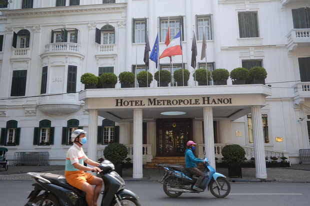 Hà Nội: Khách sạn Metropole hoạt động bình thường trở lại sau khi được phun khử khuẩn phòng Covid-19 - Ảnh 1.