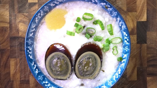 Ngoài trứng vịt lộn, Việt Nam còn có 2 món trứng khác khiến du khách nước ngoài “sợ xanh mặt” khi thưởng thức vì mùi vị khó ngửi - Ảnh 6.